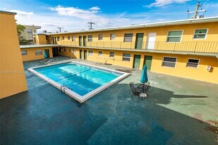 1975 NE 135th St in North Miami, FL - Building Photo