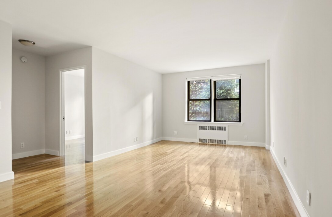 210 W 15th St in New York, NY - Building Photo