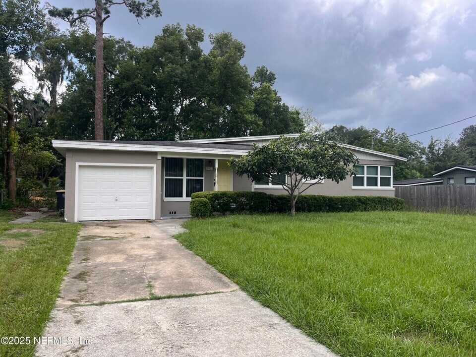 6060 Mizzell Dr in Jacksonville, FL - Building Photo