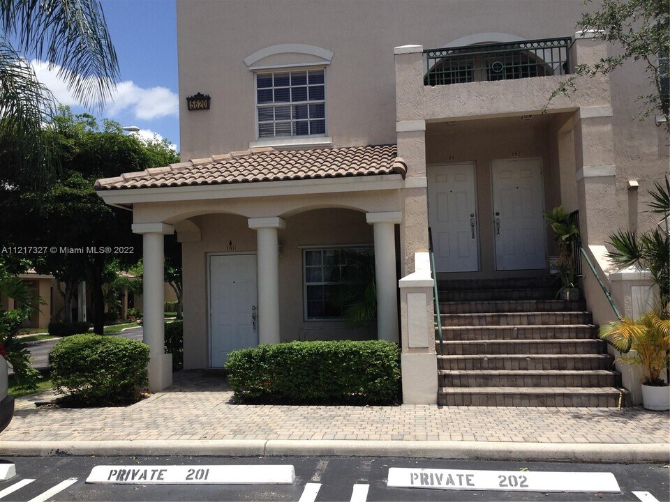 5620 NW 114th Path-Unit -201 in Doral, FL - Building Photo