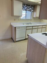 121 Parkview Dr in Ridgecrest, CA - Building Photo - Building Photo