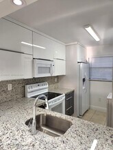 10315 NW 9th St Cir in Miami, FL - Building Photo - Building Photo