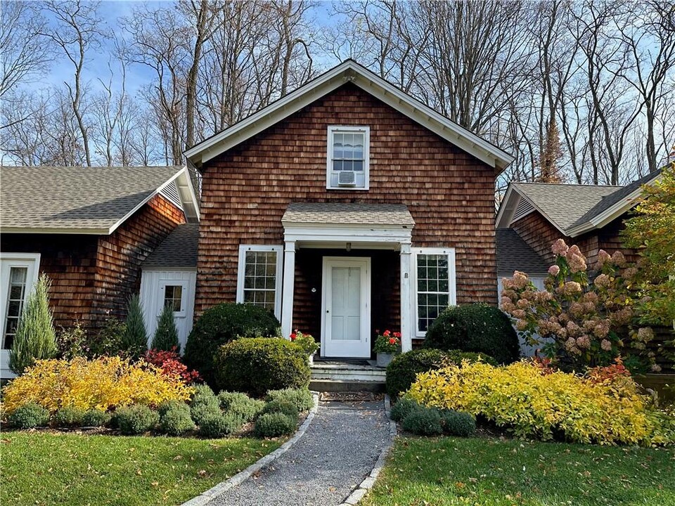 20 Taintor Way in Millbrook, NY - Foto de edificio