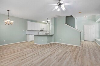 98 E Stedhill Loop in Conroe, TX - Building Photo - Building Photo