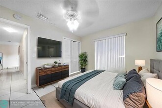 4360 Riverside Dr in Coral Springs, FL - Foto de edificio - Building Photo