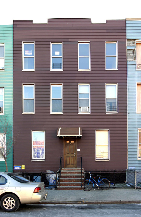 66 Box St in Brooklyn, NY - Building Photo