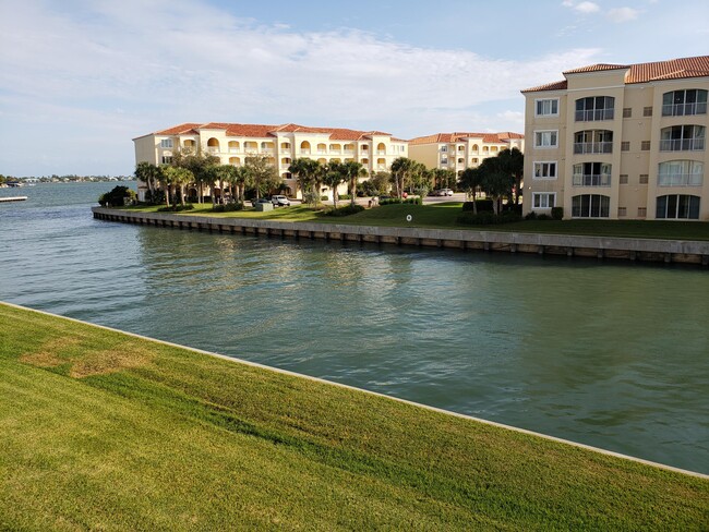 property at 6 Harbour Isle Dr E
