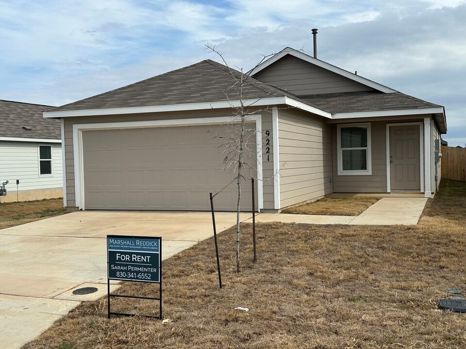 9221 Luciano Pl in Geronimo, TX - Building Photo