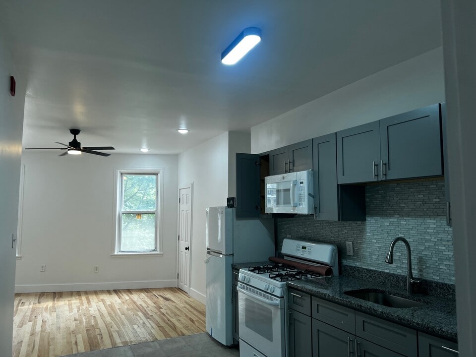 7124 Germantown Ave, Unit 3 in Philadelphia, PA - Building Photo