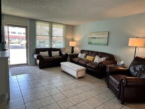 5095 Bay St NE in St. Petersburg, FL - Building Photo - Building Photo