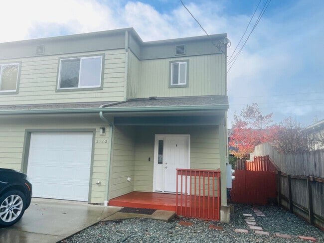 2112 Hamilton Ave in North Bend, OR - Foto de edificio - Building Photo