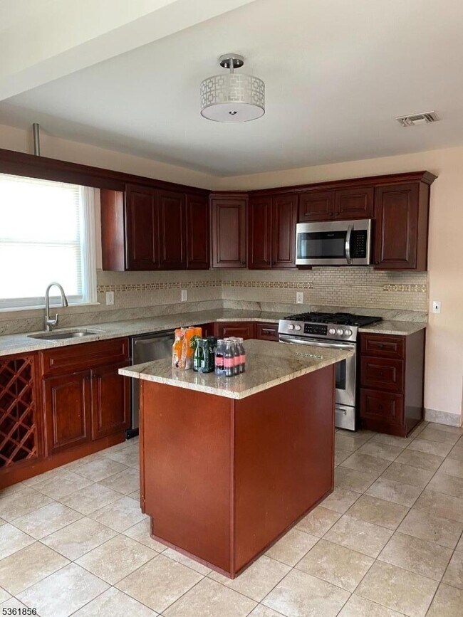 185 Christie Ave in Clifton, NJ - Foto de edificio - Building Photo