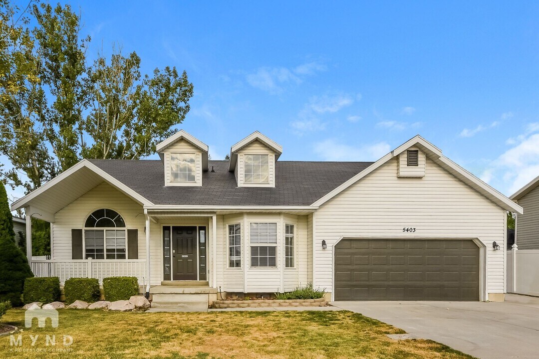 5403 Vista Dr in Roy, UT - Building Photo