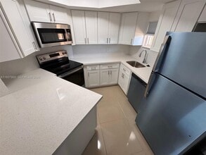 8205 Lake Dr in Doral, FL - Building Photo - Building Photo