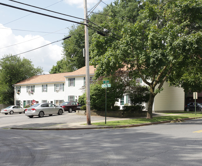 82 Orchard St in Glens Falls, NY - Foto de edificio - Building Photo