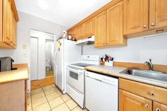 100 Marion St, Unit 33 in Brookline, MA - Foto de edificio - Building Photo