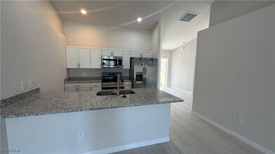 934 SE 8th St in Cape Coral, FL - Building Photo - Building Photo