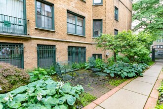 7025 N Sheridan Rd in Chicago, IL - Building Photo - Building Photo