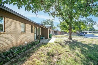 415 W Valley Dr in Iowa Park, TX - Foto de edificio - Building Photo