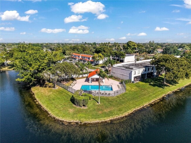 9487 NW 42nd St in Sunrise, FL - Building Photo - Building Photo