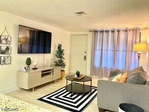 5385 Treetops Dr in Naples, FL - Building Photo - Building Photo