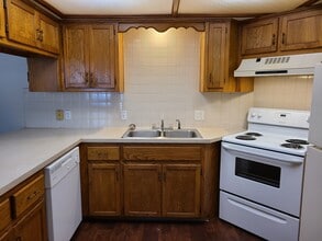 Randall Court Apartments in Gladstone, MO - Foto de edificio - Building Photo