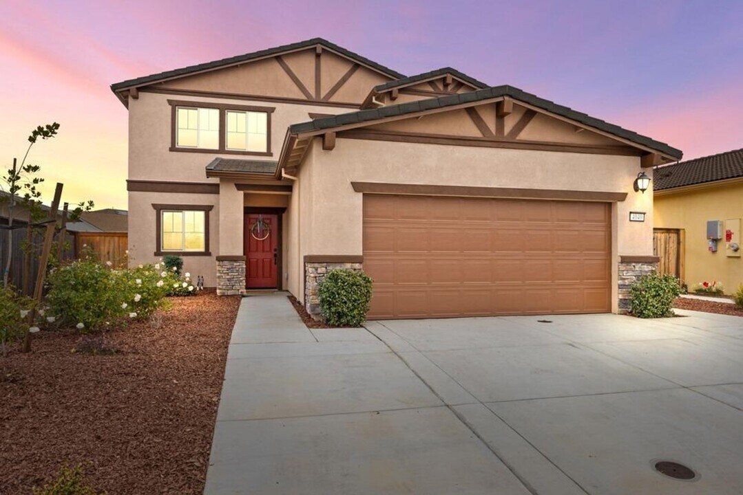 4040 Newmarket St in Roseville, CA - Building Photo