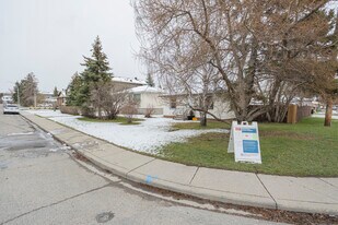 4604 80 St NW in Calgary, AB - Building Photo