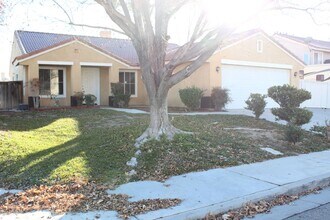 44762 Shadowcrest Dr in Lancaster, CA - Building Photo - Building Photo