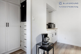 944 Tiverton Ave in Los Angeles, CA - Building Photo - Building Photo