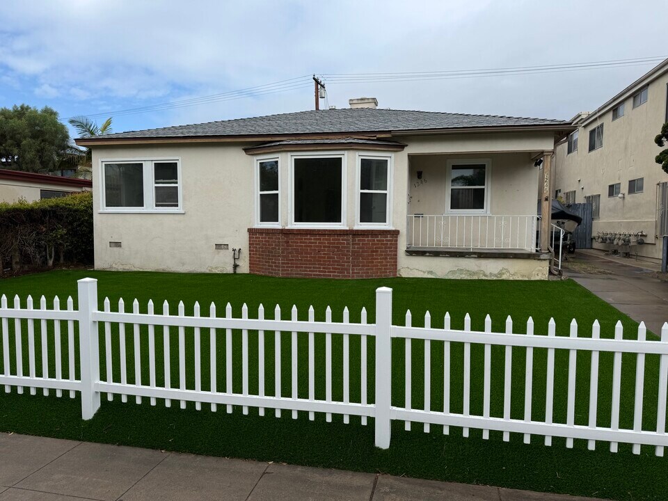 1246 Pacific Beach Dr in San Diego, CA - Building Photo