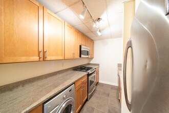 227 Christopher Columbus Dr in Jersey City, NJ - Building Photo - Building Photo