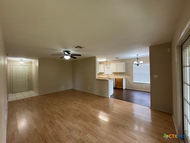 102 Clydesdale Ln in Victoria, TX - Building Photo - Building Photo