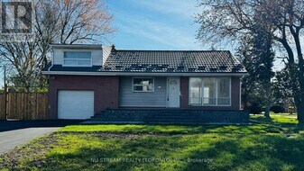 261 Essex Ave in Richmond Hill, ON - Building Photo