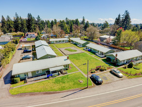 Manor Court in Milwaukie, OR - Building Photo - Building Photo