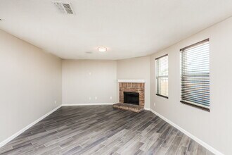 1222 Wisdom Dr in Cedar Hill, TX - Foto de edificio - Building Photo