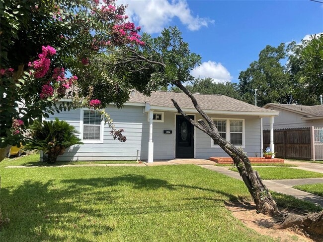 property at 607 W Park St