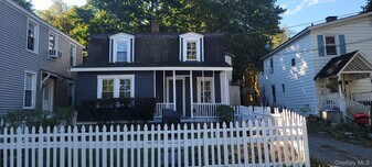 28 Alden Pl in Millbrook, NY - Building Photo