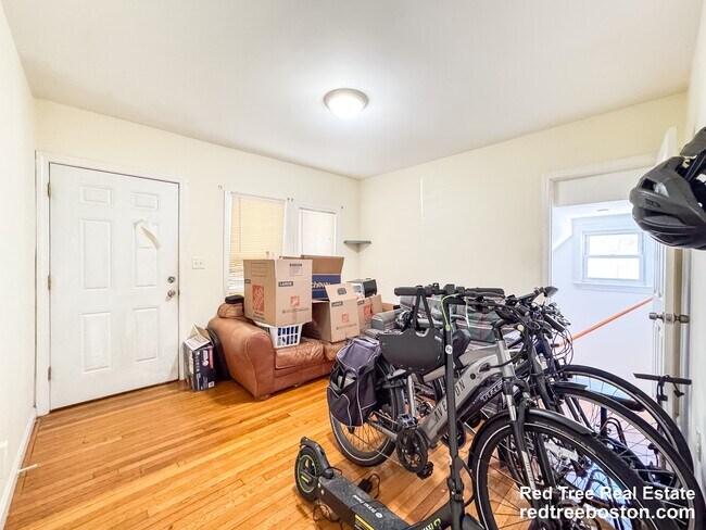 28 Linden St, Unit 1 in Boston, MA - Foto de edificio - Building Photo