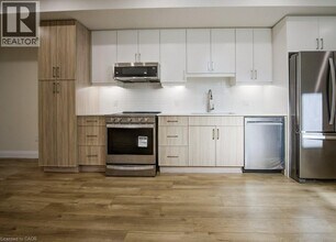 445 East Ave in Kitchener, ON - Building Photo - Building Photo