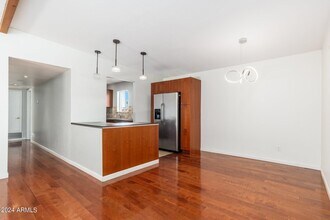 2233 E Highland Ave in Phoenix, AZ - Building Photo - Building Photo