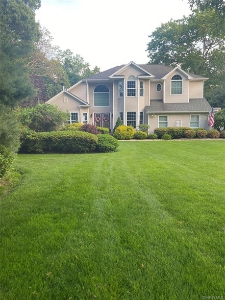 6 Kara Ct in Centereach, NY - Foto de edificio - Building Photo