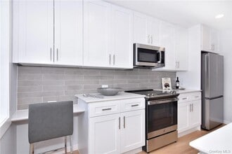 235 Wolfs Ln, Unit 2C in Pelham, NY - Building Photo - Building Photo