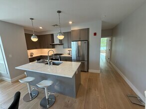 1691 Commonwealth Ave, Unit 402 in Boston, MA - Building Photo - Building Photo