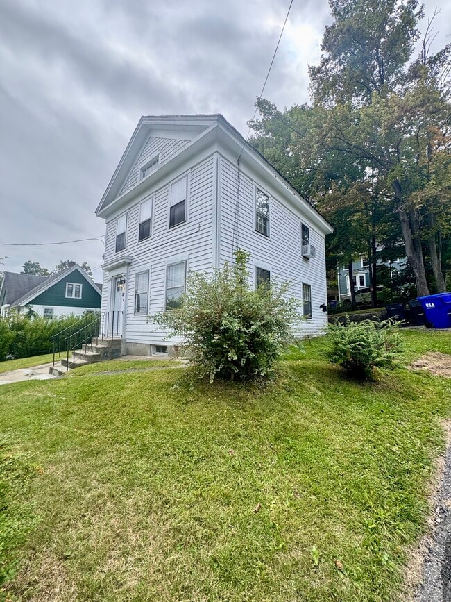 111 Rockwell St in Winchester, CT - Foto de edificio - Building Photo