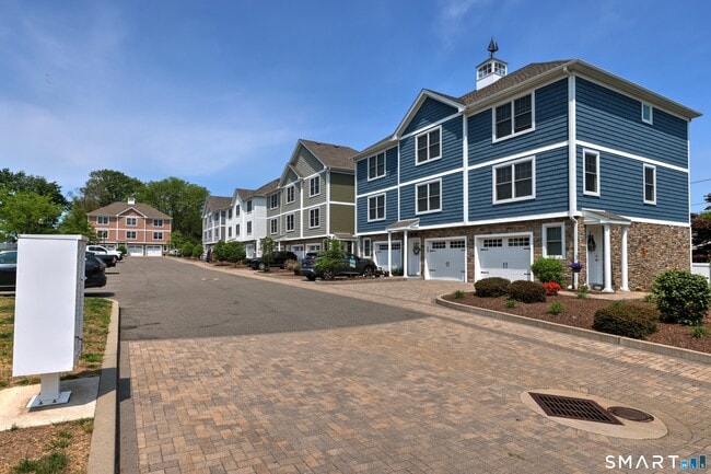 335-343 Meadowside Rd in Milford, CT - Building Photo - Building Photo