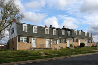 Eastfield Townhouses in Dundalk, MD - Foto de edificio - Building Photo