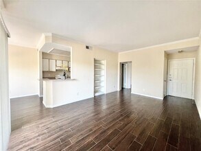6000-13 Shepherd Mountain Cove in Austin, TX - Building Photo - Building Photo