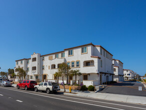 Vista Pacifica in Oxnard, CA - Building Photo - Building Photo