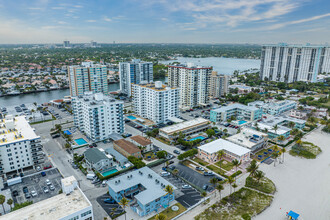 Cambridge Towers in Hollywood, FL - Building Photo - Building Photo